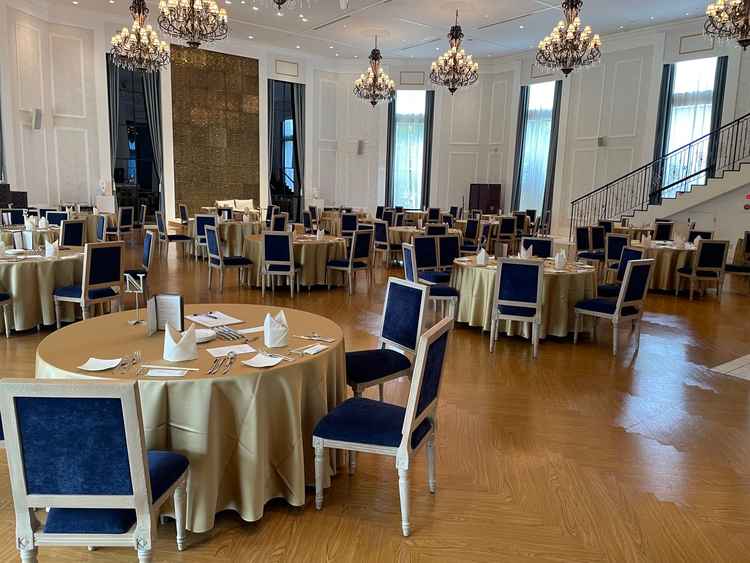 青とゴールドが主体の会場だった