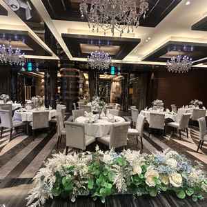 黒を基調にしたシックな披露宴会場です。