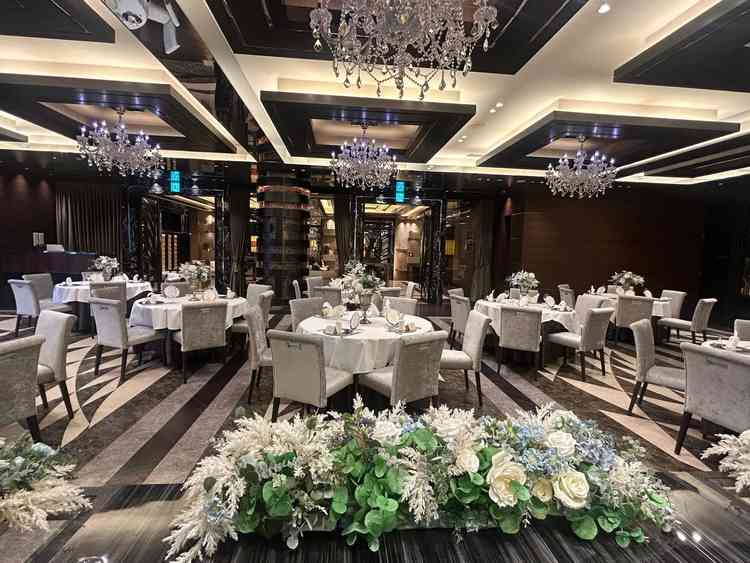 黒を基調にしたシックな披露宴会場です。