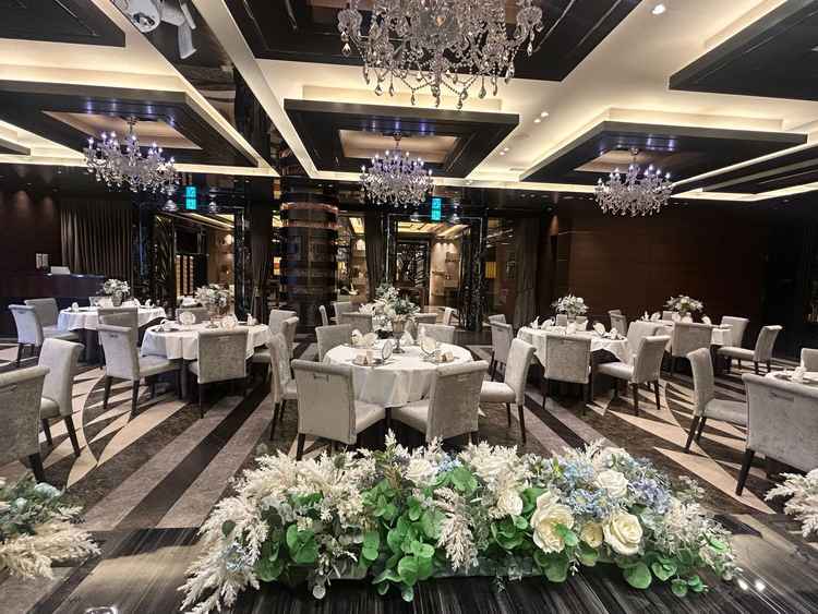 黒を基調にしたシックな披露宴会場です。