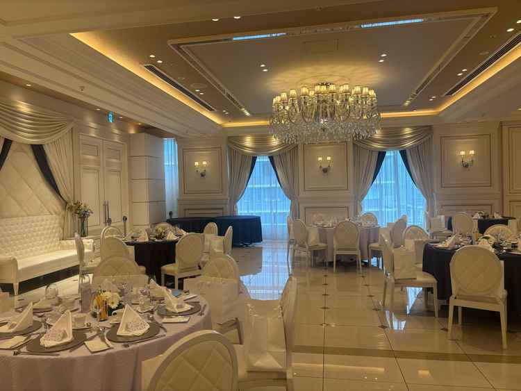 披露宴会場２つめの写真。白と青基調でおしゃれな雰囲気でした。