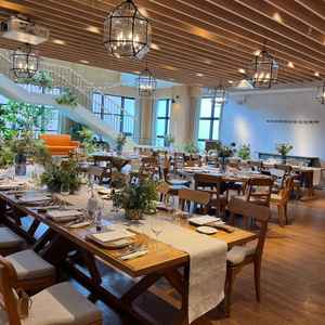 披露宴会場。木の温もりを感じられ、落ち着く雰囲気。