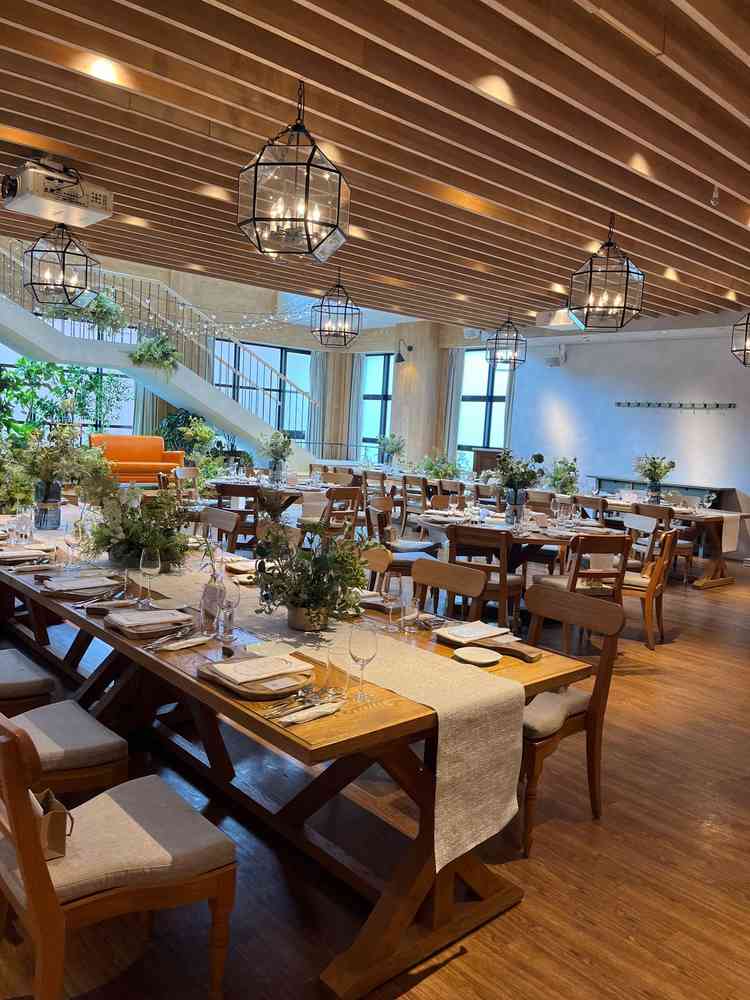 披露宴会場。木の温もりを感じられ、落ち着く雰囲気。