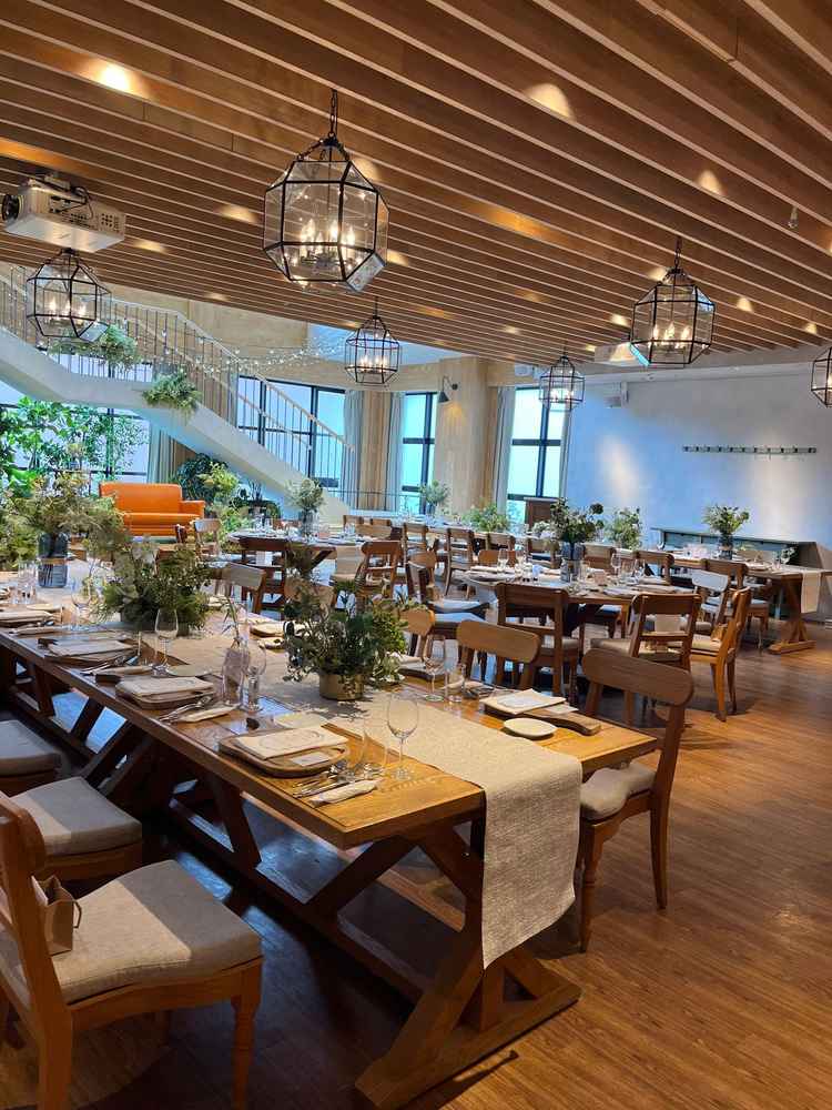 披露宴会場。木の温もりを感じられ、落ち着く雰囲気。