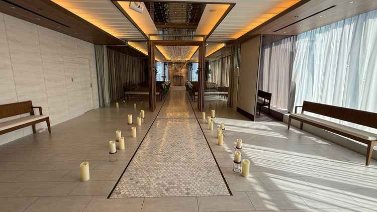 マザーズロードからチャペル全体。3色のグラデーションが施された木のデザインで温かみのある会場でした。