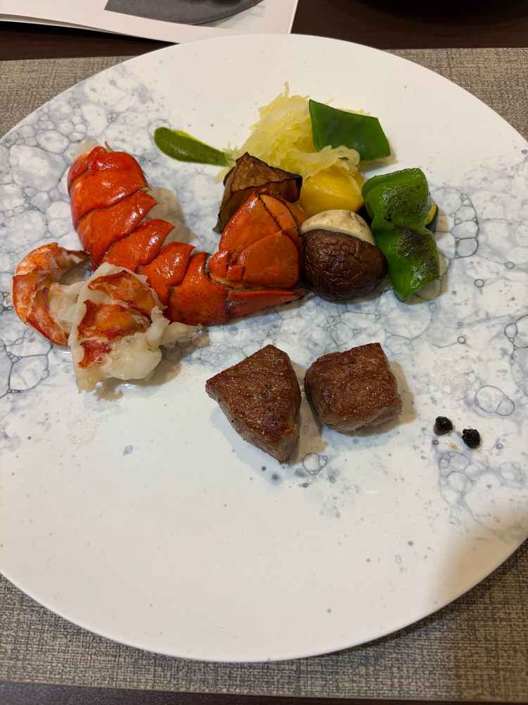 料理、お肉とオマール海老、野菜