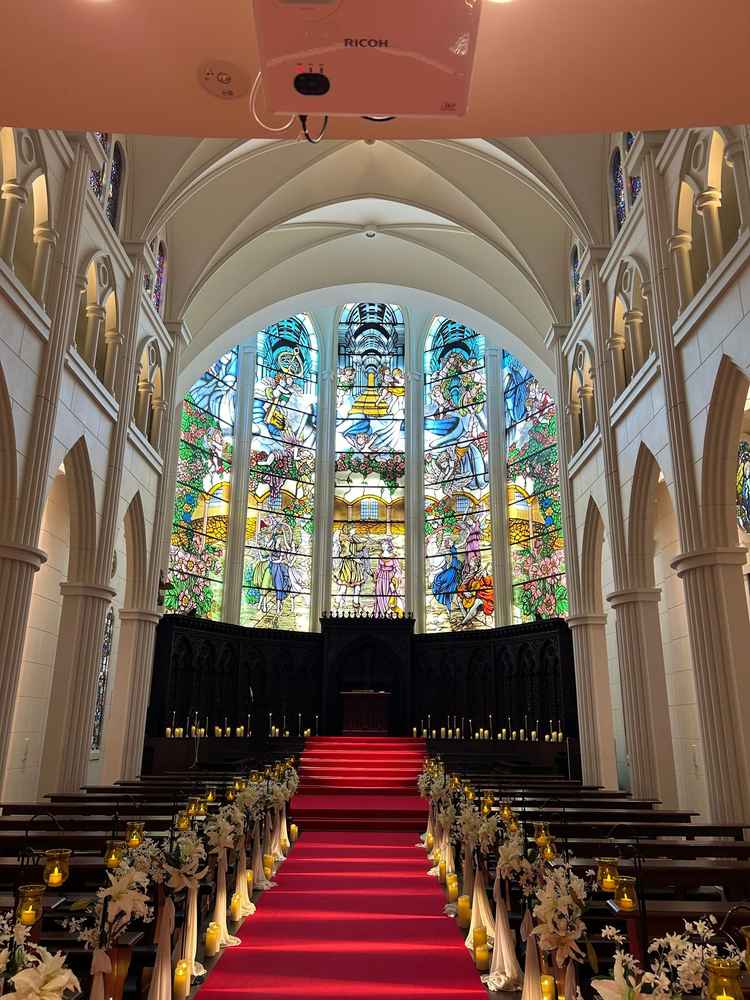 建物の中にこんなに高い天井のチャペルがあることに驚きました。