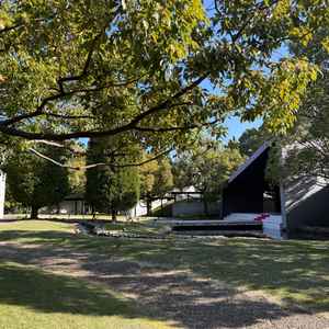 チャペル前です。フェア当日はお天気がよく、すごく気持ちのいいお庭でした。