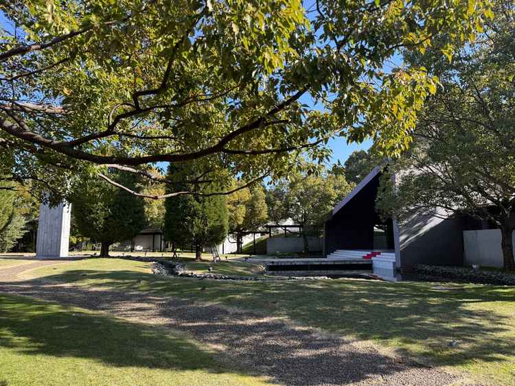 チャペル前です。フェア当日はお天気がよく、すごく気持ちのいいお庭でした。