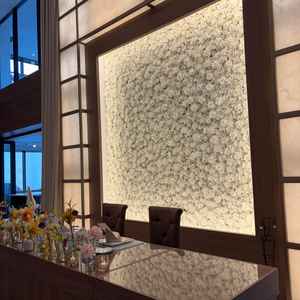 披露宴会場の壁のお花がかわいい