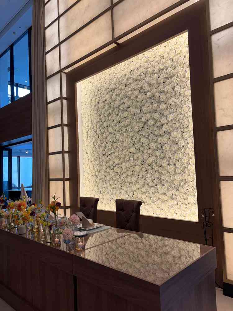 披露宴会場の壁のお花がかわいい