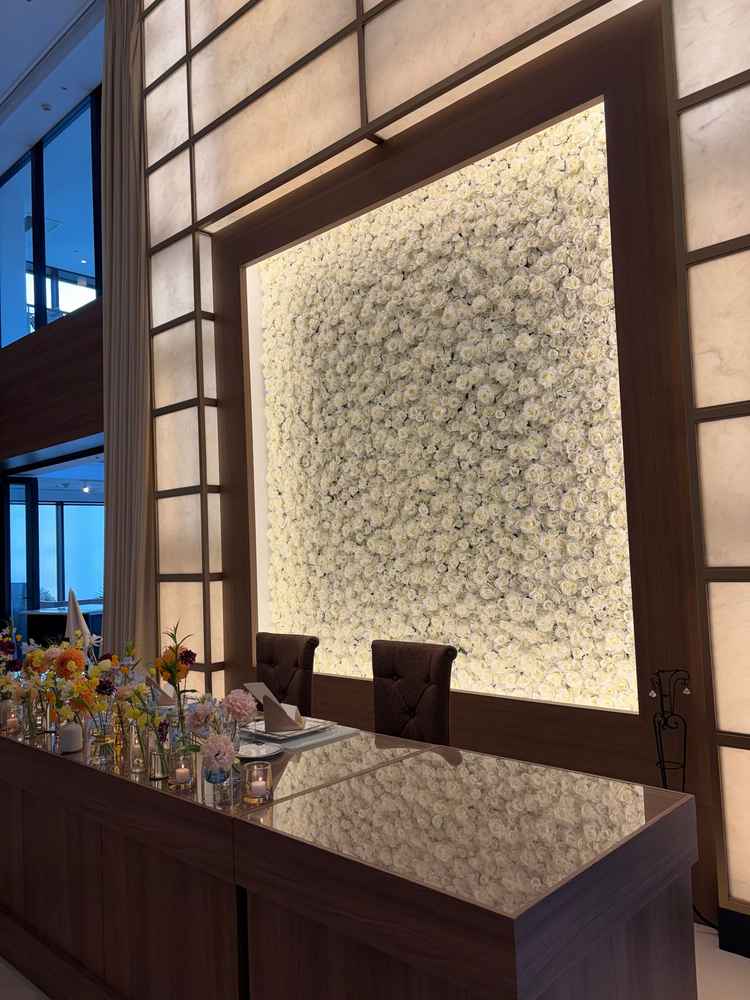 披露宴会場の壁のお花がかわいい