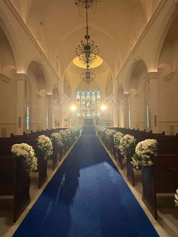 青いバージンロードが想像していたよりも断然素敵で綺麗でした。階段高く後ろからも見やすいと思います。