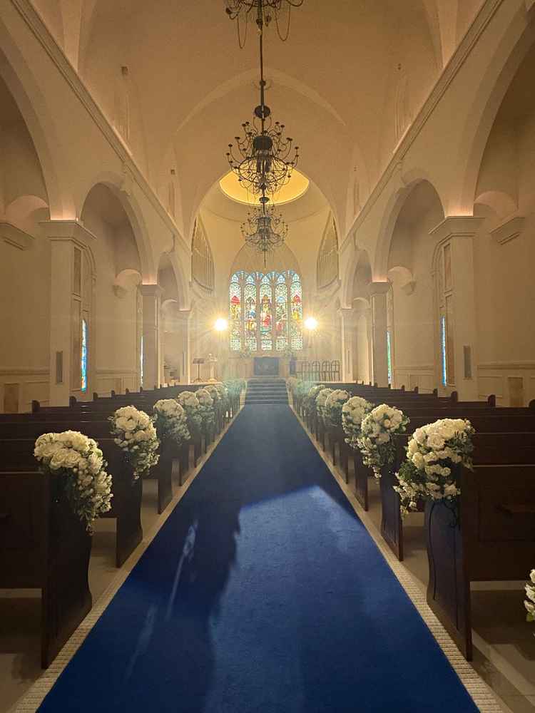 青いバージンロードが想像していたよりも断然素敵で綺麗でした。階段高く後ろからも見やすいと思います。