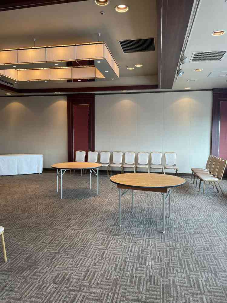 披露宴会場。1/3を利用する場合はこちら側。綺麗な長方形でレイアウトがしやすい。