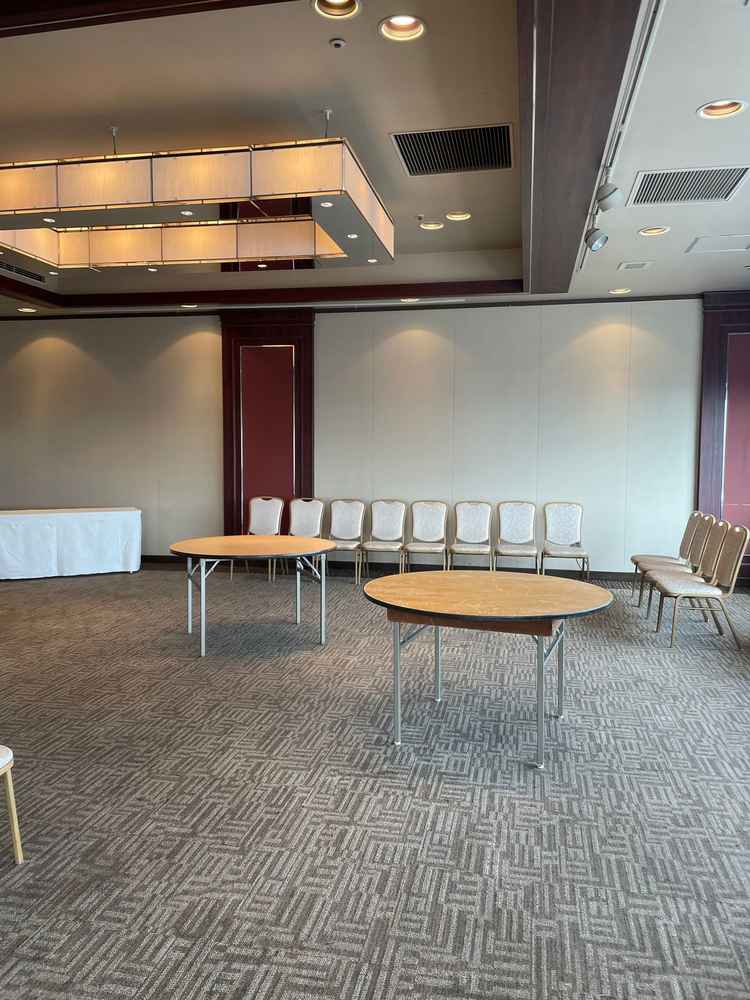 披露宴会場。1/3を利用する場合はこちら側。綺麗な長方形でレイアウトがしやすい。