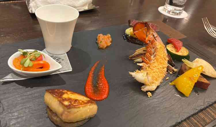 シェフ特製のフォアグラとオマール海老で満足感溢れる試食でした。