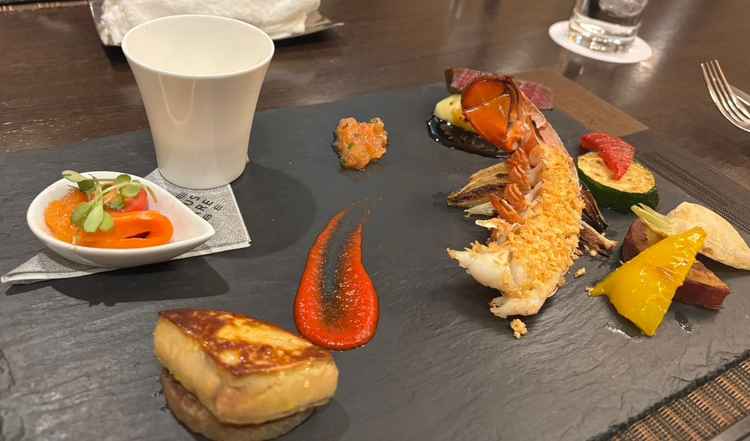 シェフ特製のフォアグラとオマール海老で満足感溢れる試食でした。