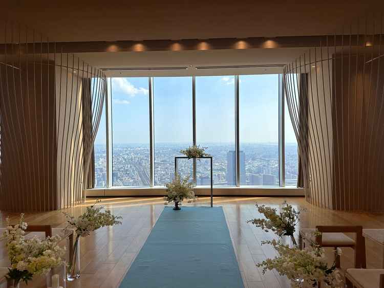 挙式会場です。バージンロードが短いのがよかったです。少しシンプルすぎると感じました。