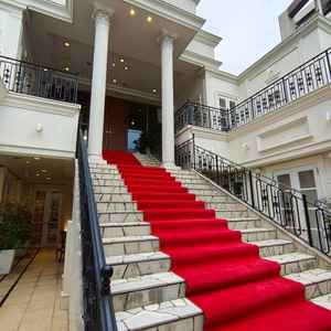 真っ赤な絨毯が映える、まさに憧れの大階段でした。