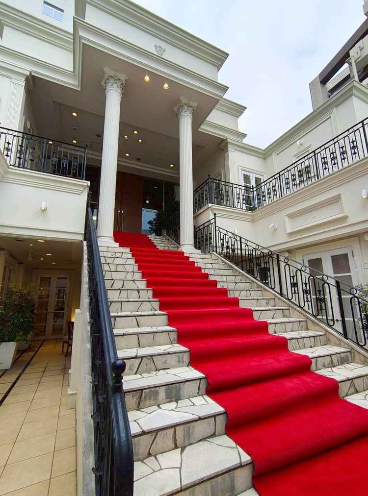 真っ赤な絨毯が映える、まさに憧れの大階段でした。