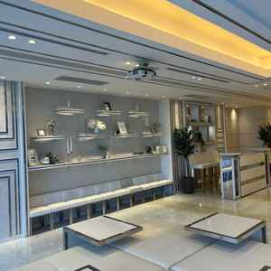 ミニ披露宴会場としても使える、ウェルカムパーティー用の会場の写真です。窓が大きく明るい部屋でした。