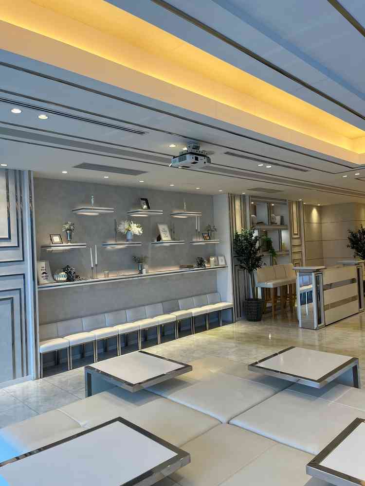 ミニ披露宴会場としても使える、ウェルカムパーティー用の会場の写真です。窓が大きく明るい部屋でした。