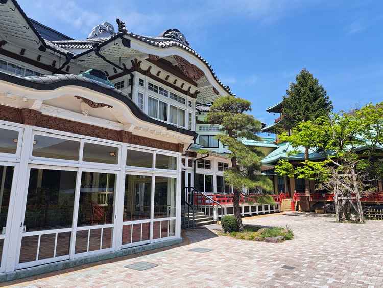 本館の外観。緑と瓦屋根の和の雰囲気。