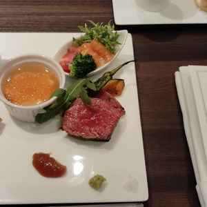 試食でいただいたお料理の写真です。スープから前菜、お魚、お肉まで全部美味しかったです