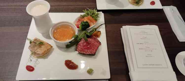 試食でいただいたお料理の写真です。スープから前菜、お魚、お肉まで全部美味しかったです