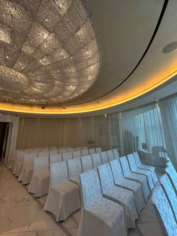 チャペル。天候に左右されない全面白の作り