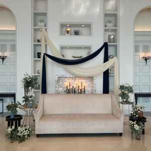 披露宴会場の新郎新婦のスペース。お花の装飾はもちろん、2人の好みのアレンジが出来ます。