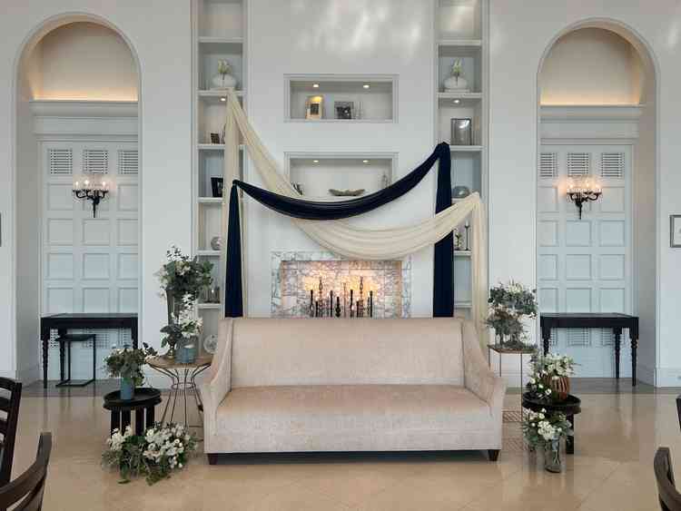 披露宴会場の新郎新婦のスペース。お花の装飾はもちろん、2人の好みのアレンジが出来ます。