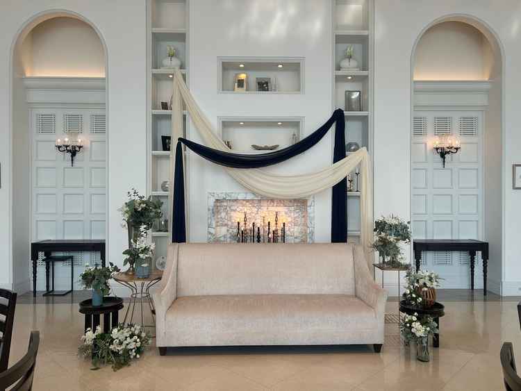 披露宴会場の新郎新婦のスペース。お花の装飾はもちろん、2人の好みのアレンジが出来ます。