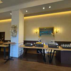 披露宴前に歓談ができるスペースです。実際にドリンクが置かれており、イメージがつきやすかったです。