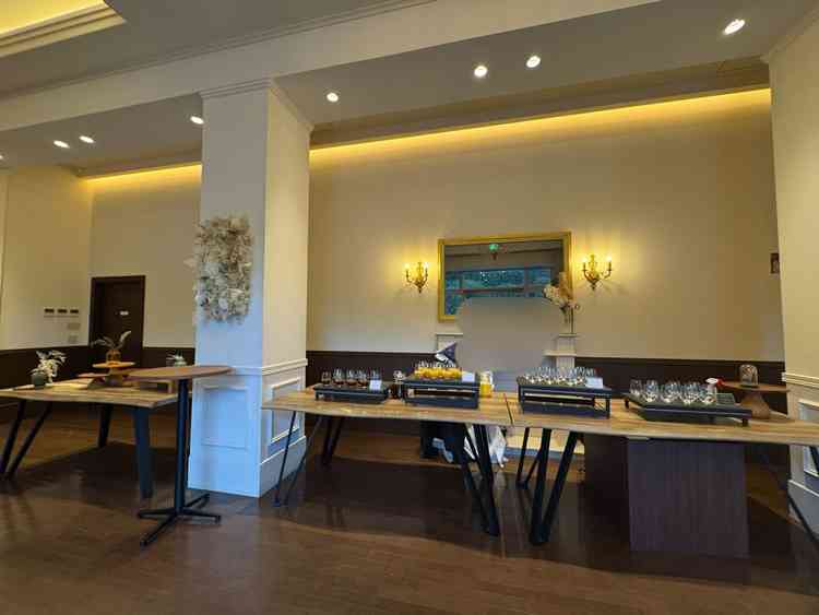 披露宴前に歓談ができるスペースです。実際にドリンクが置かれており、イメージがつきやすかったです。