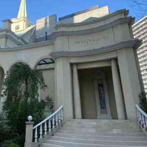 真っ白な建物はとてもかわいい印象