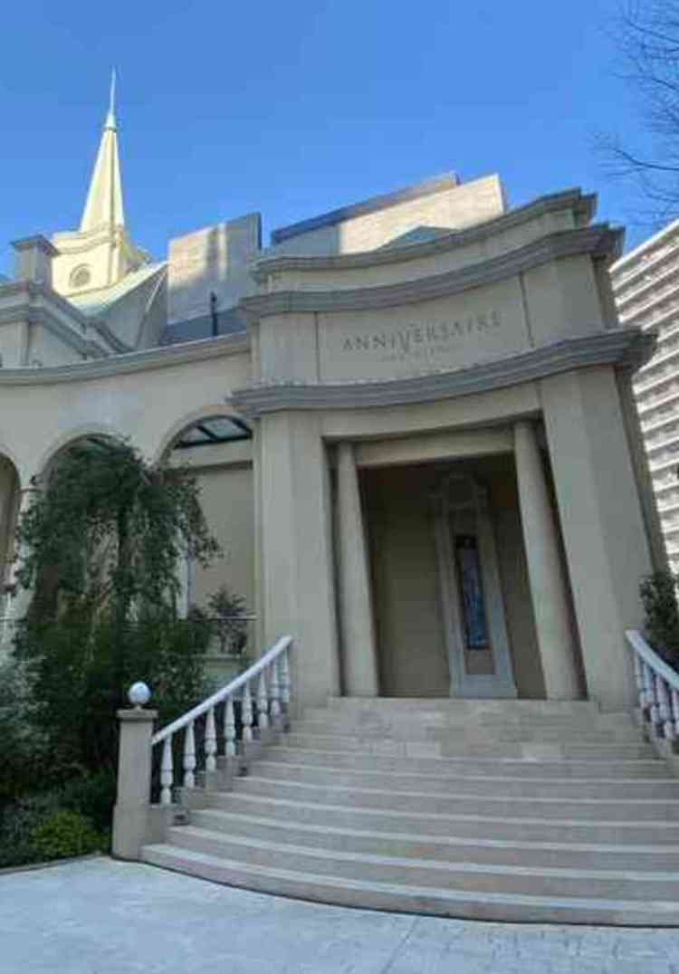 真っ白な建物はとてもかわいい印象