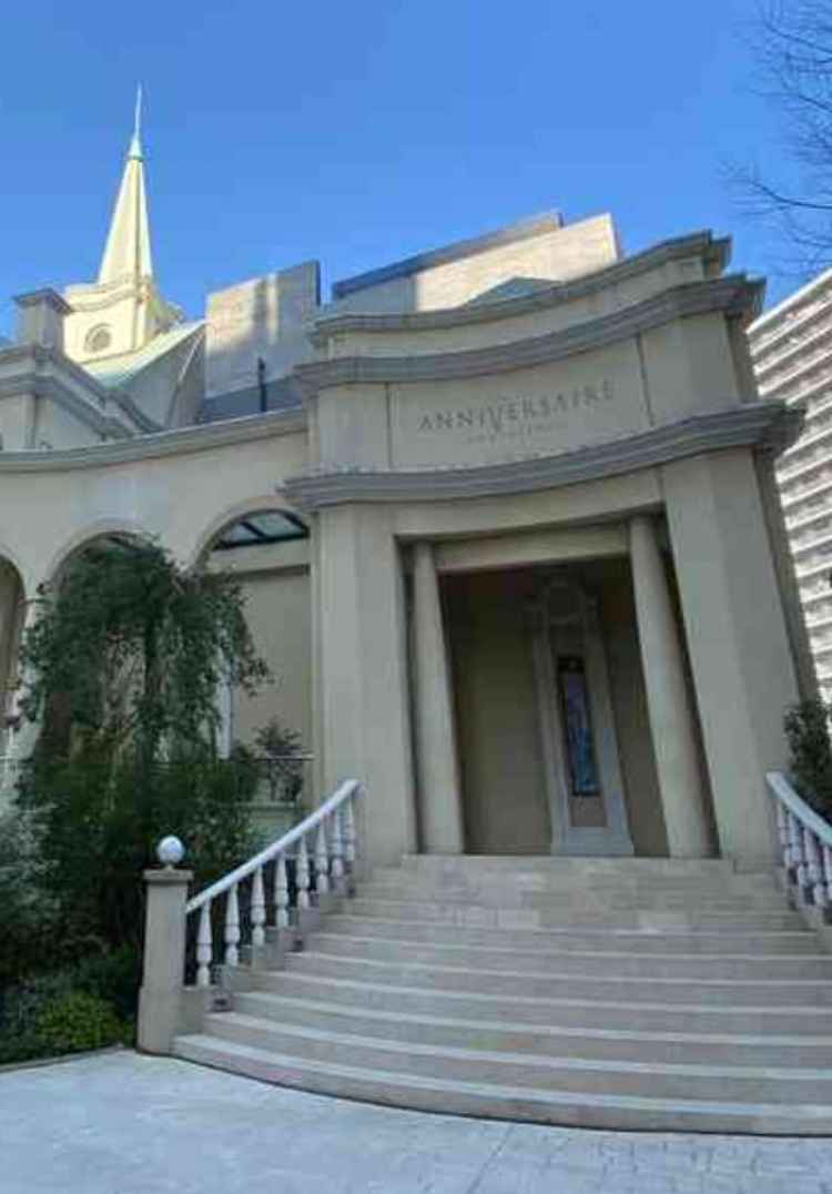 真っ白な建物はとてもかわいい印象