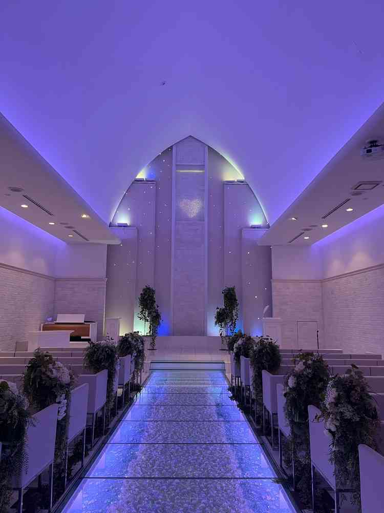 チャペルの写真です。照明で雰囲気を変えられて幻想的でした。