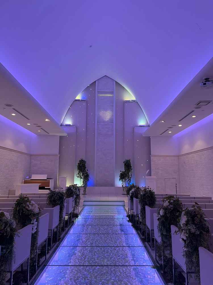 チャペルの写真です。照明で雰囲気を変えられて幻想的でした。