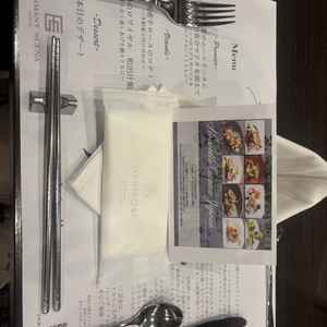 料理が運ばれてくるコーディネート