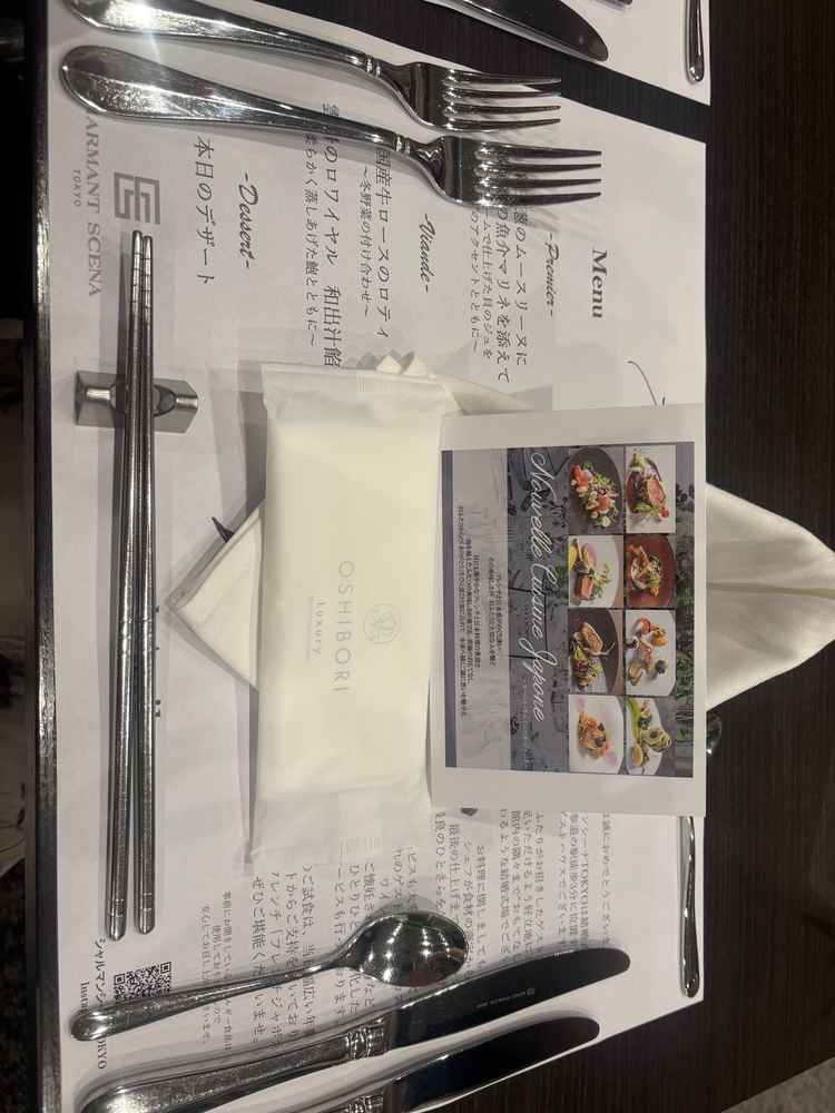 料理が運ばれてくるコーディネート