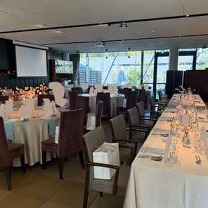 一番コンパクトな披露宴会場（カノビアーノ）を見せていただきました。華やかすぎず、シックです。