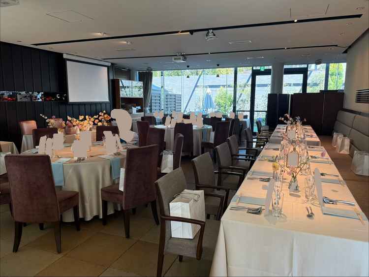 一番コンパクトな披露宴会場（カノビアーノ）を見せていただきました。華やかすぎず、シックです。