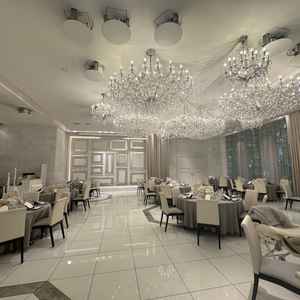 披露宴会場の雰囲気。スワロフスキーのシャンデリアが天井に4つ