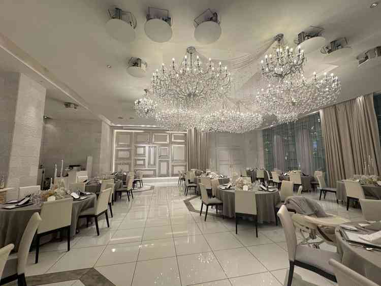 披露宴会場の雰囲気。スワロフスキーのシャンデリアが天井に4つ