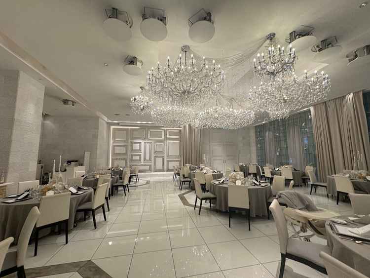 披露宴会場の雰囲気。スワロフスキーのシャンデリアが天井に4つ