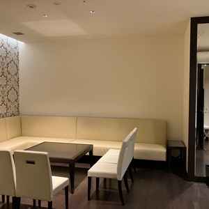 親族専用の待機スペース。防音性の優れたカーテンで仕切ることもできるので親族に合わせた調整が可能