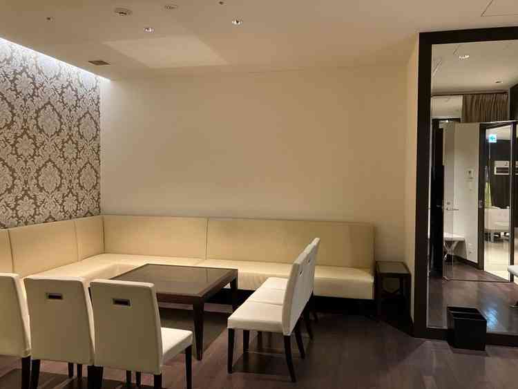 親族専用の待機スペース。防音性の優れたカーテンで仕切ることもできるので親族に合わせた調整が可能